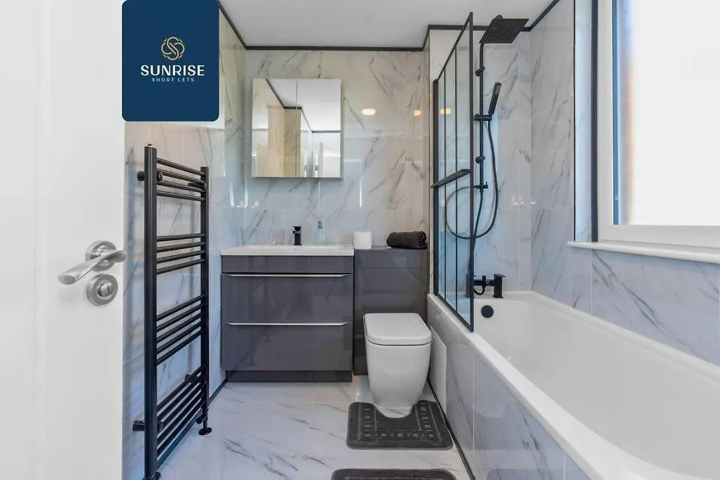 Springhill Townhouse, 3 Bedrooms, 2 Kings, 1 Single, Great Views, Newly Refurbished, Free Parking, Free Wifi, River View, Dock, Eden Views, Price Match Gaurantee By Sunrise Short Lets Dundee Regno Unito