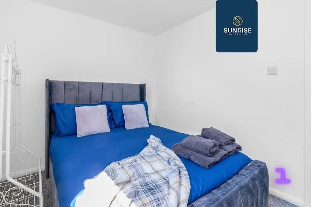 Springhill Townhouse, 3 Bedrooms, 2 Kings, 1 Single, Great Views, Newly Refurbished, Free Parking, Free Wifi, River View, Dock, Eden Views, Price Match Gaurantee By Sunrise Short Lets Dundee