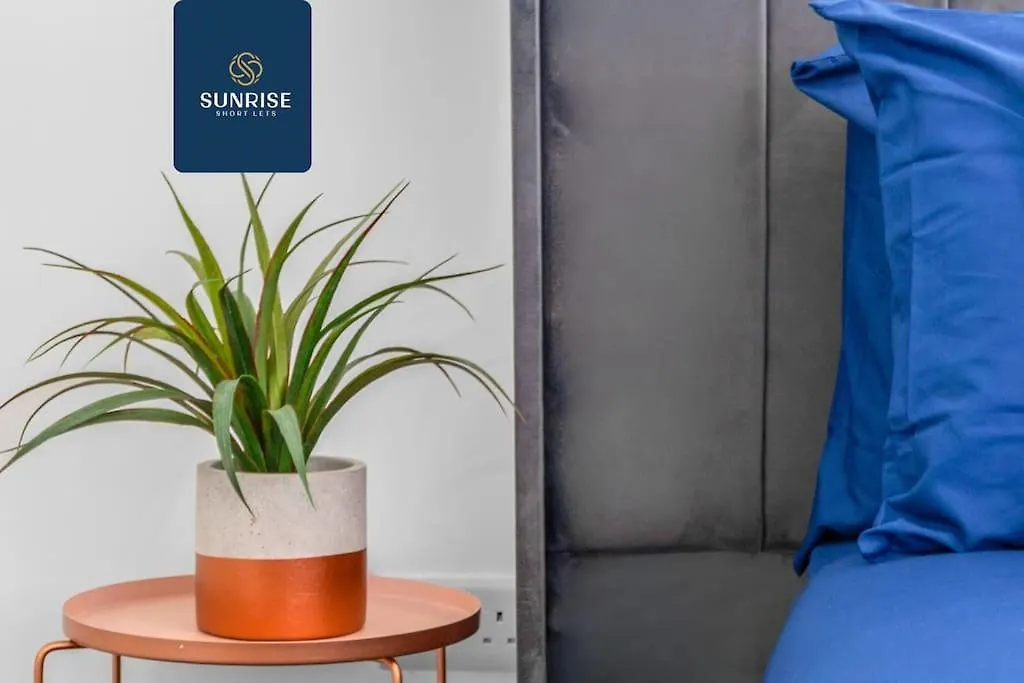 Springhill Townhouse, 3 Bedrooms, 2 Kings, 1 Single, Great Views, Newly Refurbished, Free Parking, Free Wifi, River View, Dock, Eden Views, Price Match Gaurantee By Sunrise Short Lets Dundee Holiday home