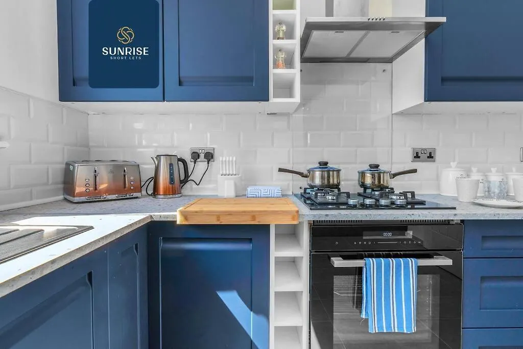Springhill Townhouse, 3 Bedrooms, 2 Kings, 1 Single, Great Views, Newly Refurbished, Free Parking, Free Wifi, River View, Dock, Eden Views, Price Match Gaurantee By Sunrise Short Lets Dundee Holiday home
