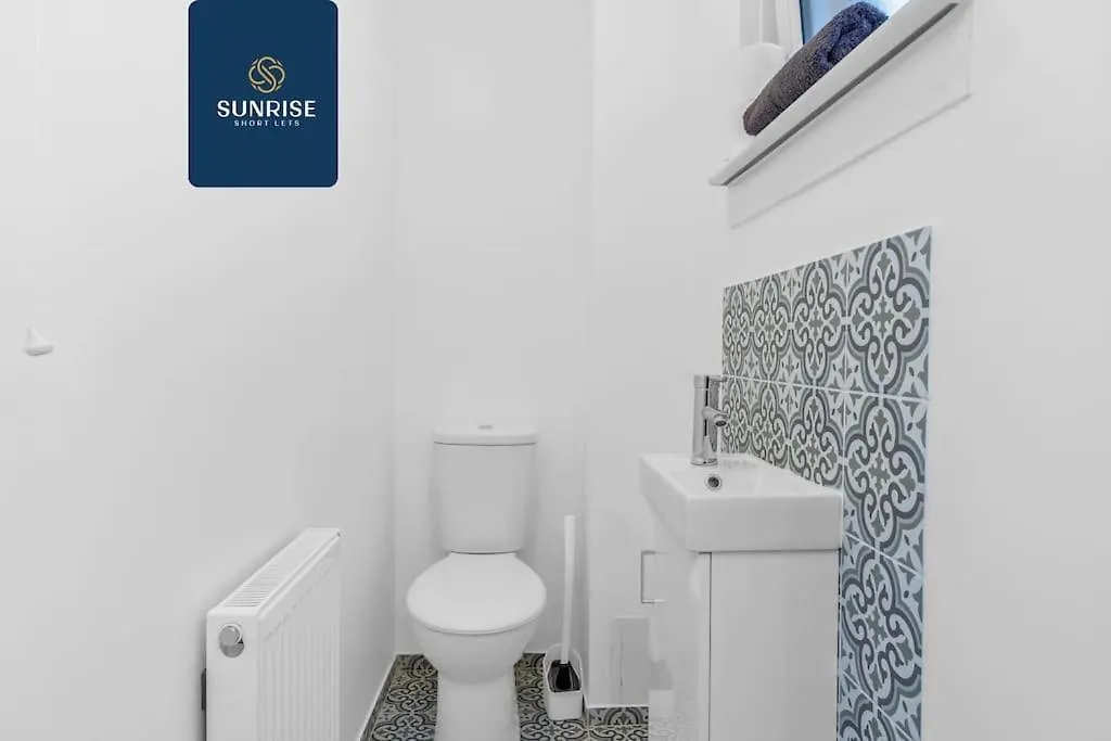 Springhill Townhouse, 3 Bedrooms, 2 Kings, 1 Single, Great Views, Newly Refurbished, Free Parking, Free Wifi, River View, Dock, Eden Views, Price Match Gaurantee By Sunrise Short Lets Dundee