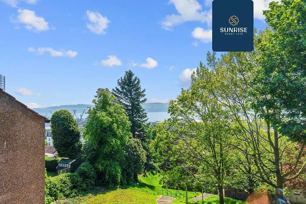 Holiday home Springhill Townhouse, 3 Bedrooms, 2 Kings, 1 Single, Great Views, Newly Refurbished, Free Parking, Free Wifi, River View, Dock, Eden Views, Price Match Gaurantee By Sunrise Short Lets Dundee United Kingdom