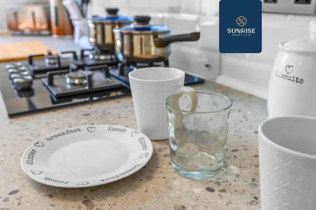 Holiday home Springhill Townhouse, 3 Bedrooms, 2 Kings, 1 Single, Great Views, Newly Refurbished, Free Parking, Free Wifi, River View, Dock, Eden Views, Price Match Gaurantee By Sunrise Short Lets Dundee