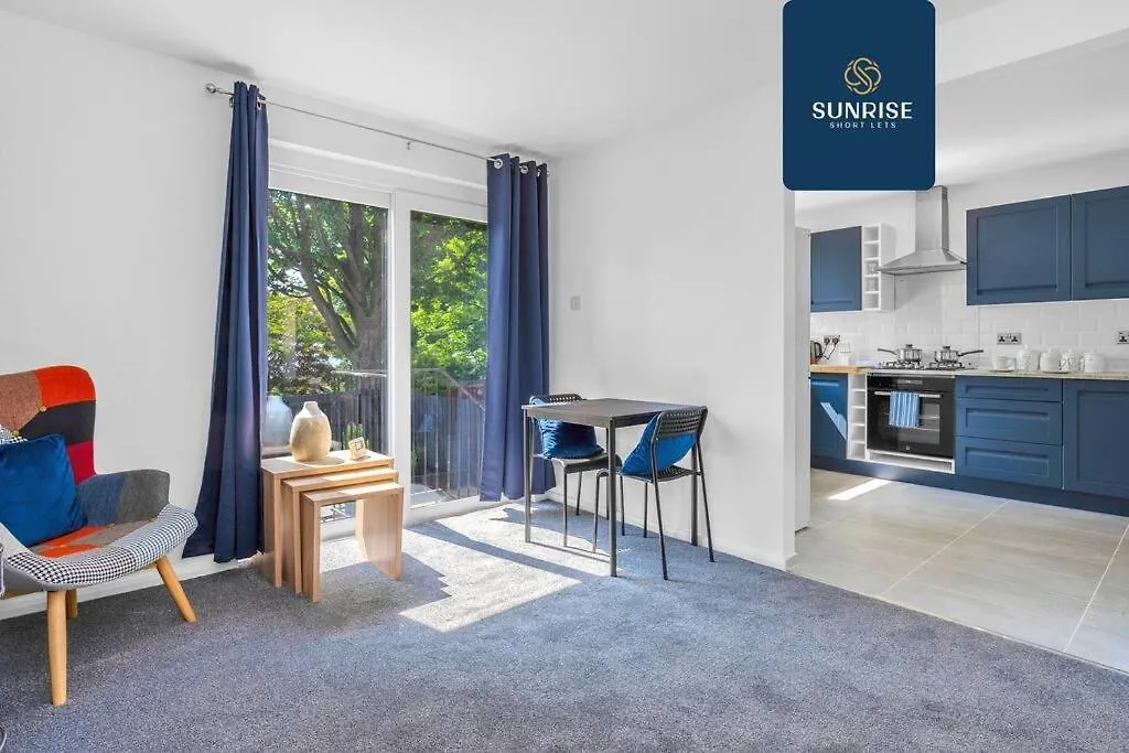 Springhill Townhouse, 3 Bedrooms, 2 Kings, 1 Single, Great Views, Newly Refurbished, Free Parking, Free Wifi, River View, Dock, Eden Views, Price Match Gaurantee By Sunrise Short Lets Dundee