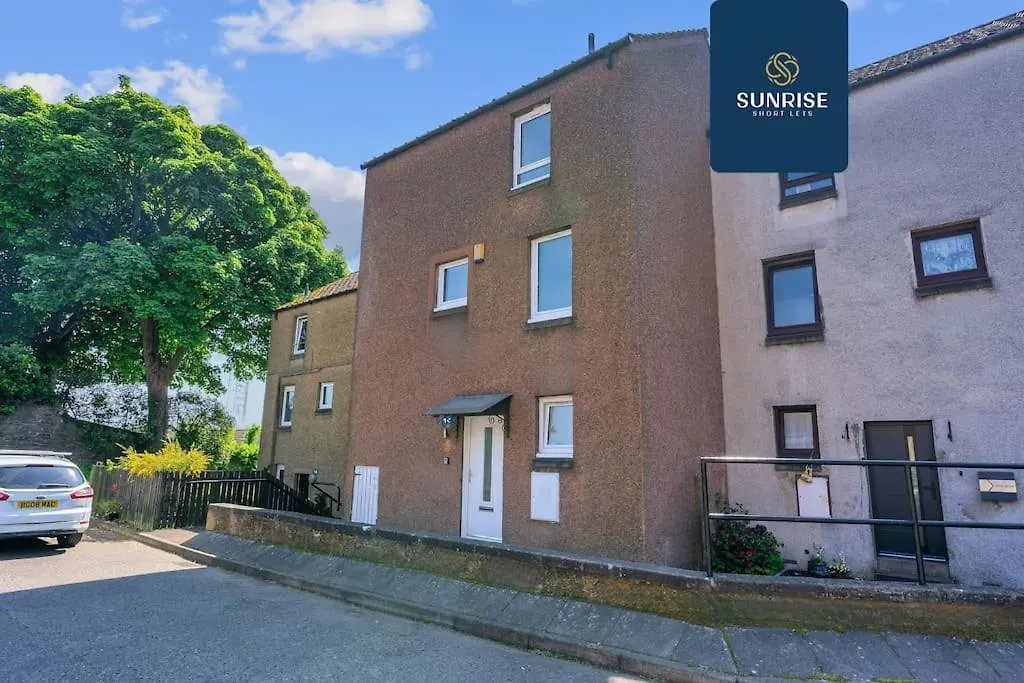 Holiday home Springhill Townhouse, 3 Bedrooms, 2 Kings, 1 Single, Great Views, Newly Refurbished, Free Parking, Free Wifi, River View, Dock, Eden Views, Price Match Gaurantee By Sunrise Short Lets Dundee