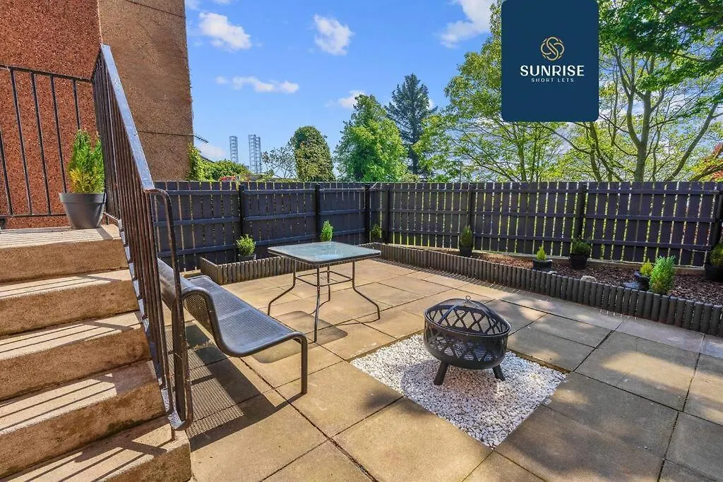 Springhill Townhouse, 3 Bedrooms, 2 Kings, 1 Single, Great Views, Newly Refurbished, Free Parking, Free Wifi, River View, Dock, Eden Views, Price Match Gaurantee By Sunrise Short Lets Dundee 0*,  United Kingdom